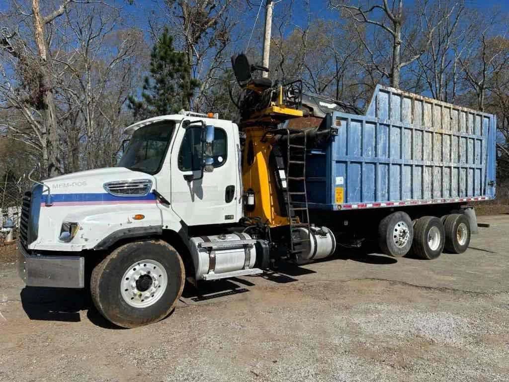 Image of Freightliner 114SD Primary image