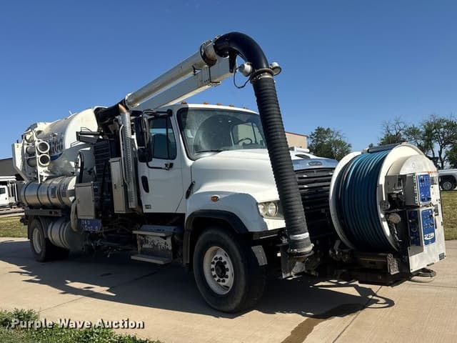Image of Freightliner 114SD equipment image 2