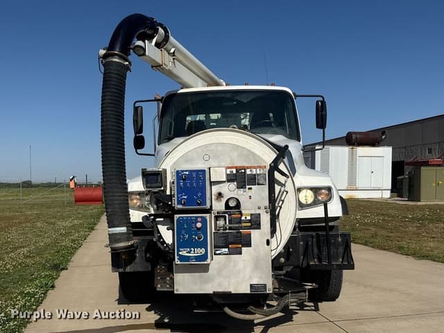 Image of Freightliner 114SD equipment image 1