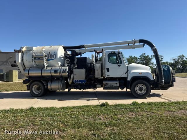 Image of Freightliner 114SD equipment image 3