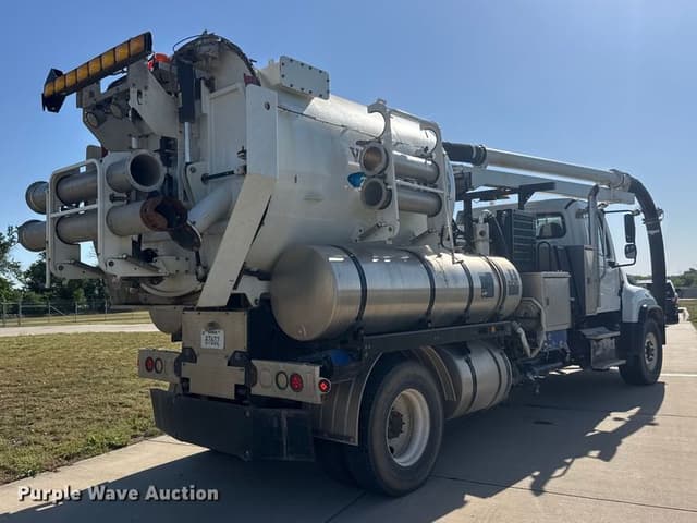 Image of Freightliner 114SD equipment image 4
