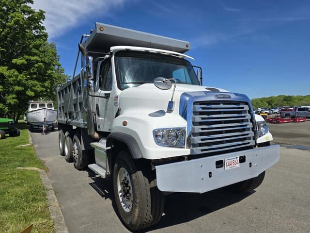 Image of Freightliner 114SD equipment image 2