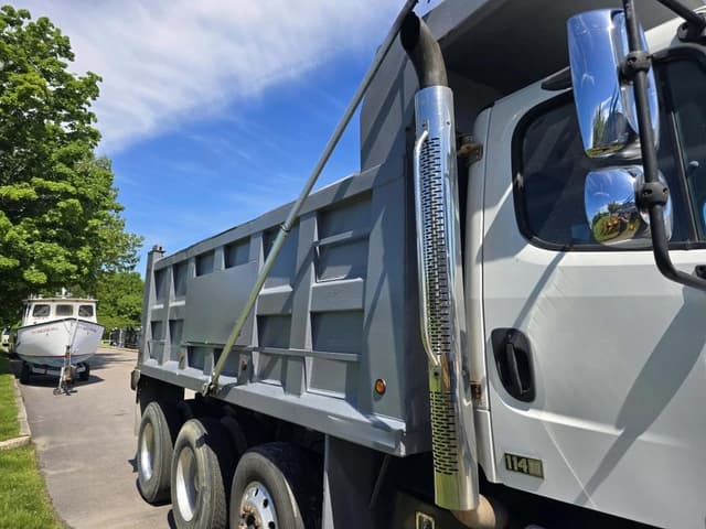 Image of Freightliner 114SD equipment image 4