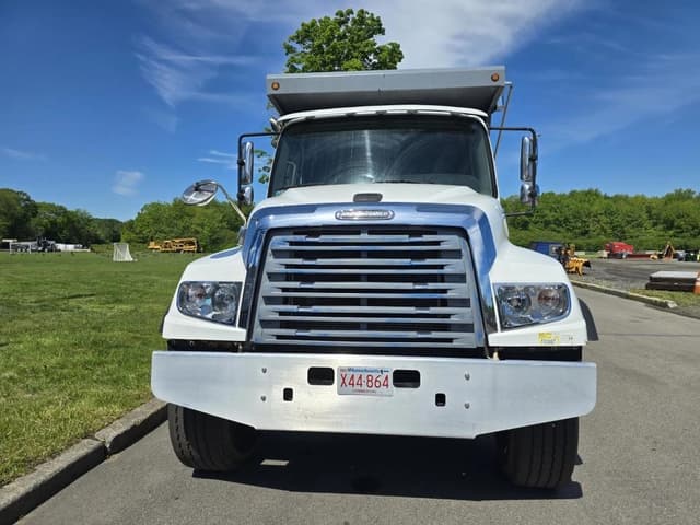Image of Freightliner 114SD equipment image 1