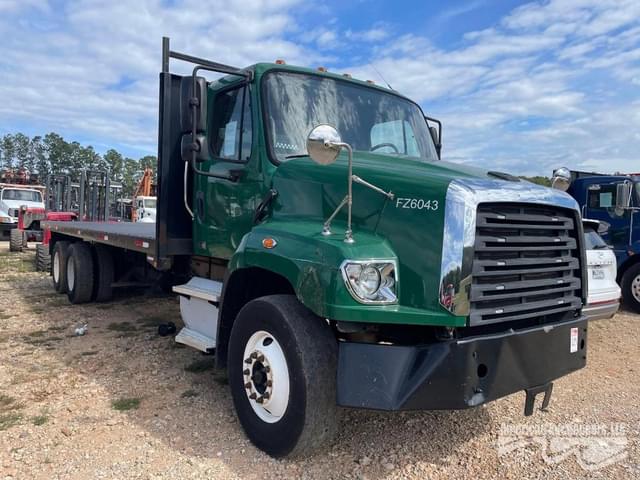 Image of Freightliner 114SD equipment image 3