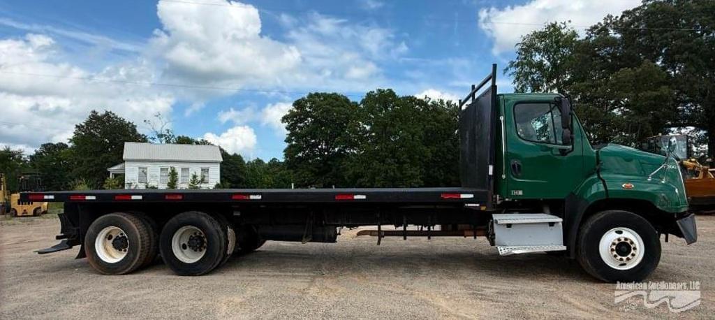 Image of Freightliner 114SD Primary image