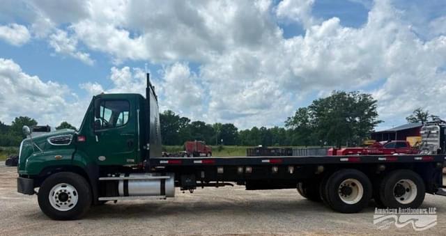 Image of Freightliner 114SD equipment image 2
