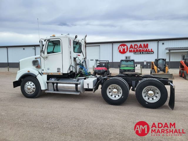 Image of Freightliner 122SD equipment image 4