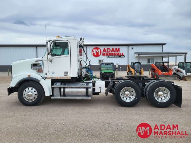 Image of Freightliner 122SD equipment image 3