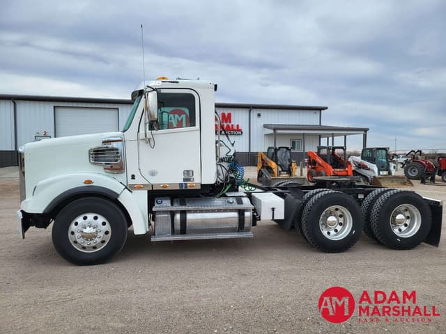 Image of Freightliner 122SD equipment image 2