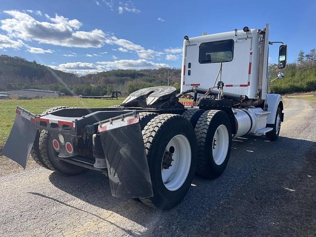 Image of Freightliner 122SD equipment image 4