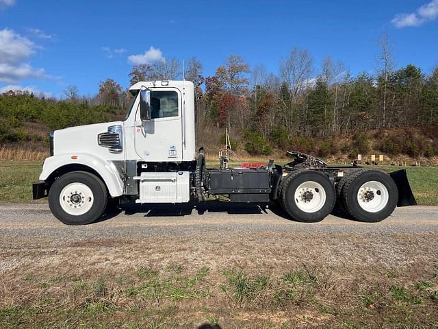 Image of Freightliner 122SD equipment image 1