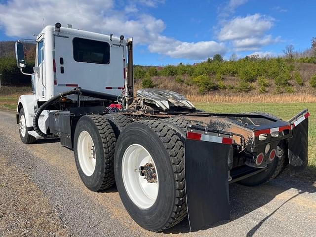 Image of Freightliner 122SD equipment image 2