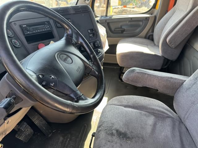 Image of Freightliner 125 equipment image 4