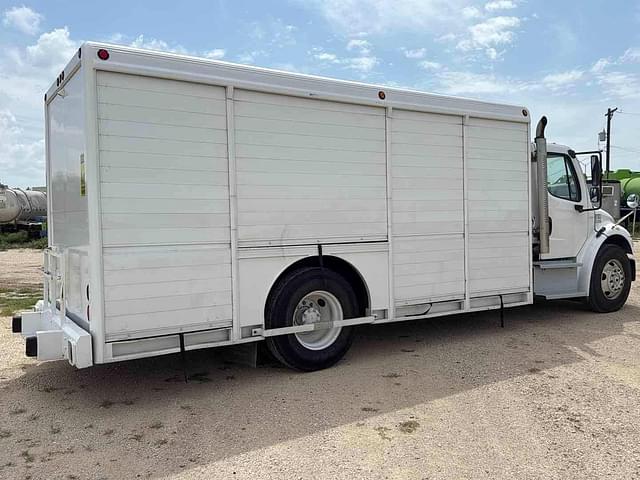 Image of Freightliner Business Class M2 106 equipment image 4