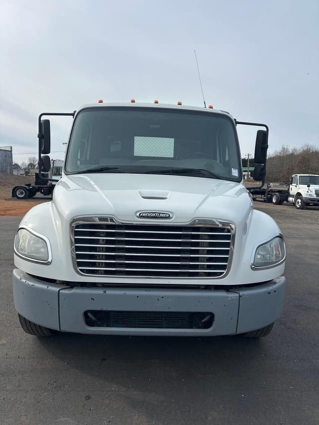 Image of Freightliner Business Class M2 106 equipment image 2