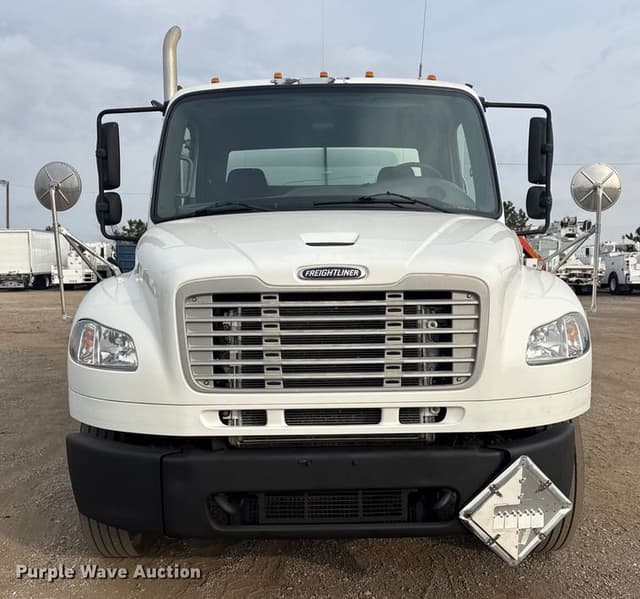 Image of Freightliner Business Class M2 equipment image 1