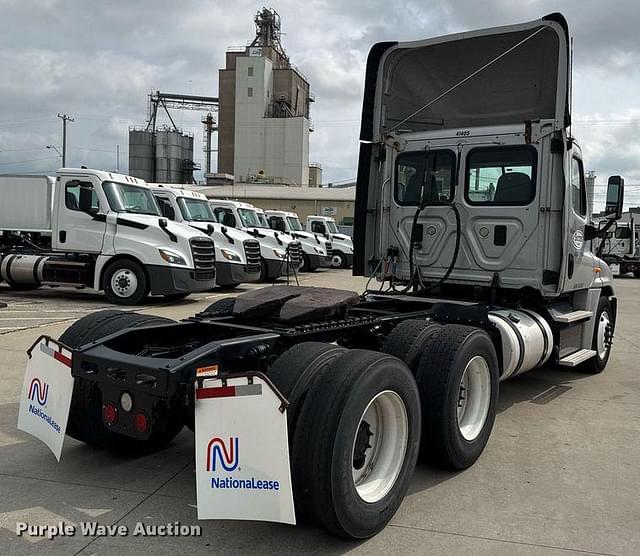 Image of Freightliner Cascadia equipment image 4