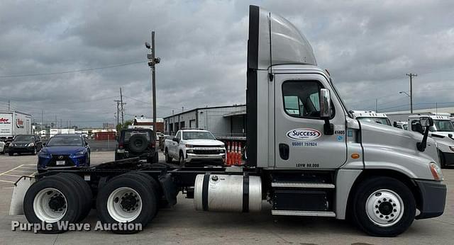 Image of Freightliner Cascadia equipment image 3