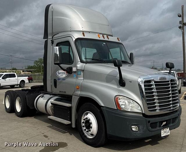 Image of Freightliner Cascadia equipment image 2