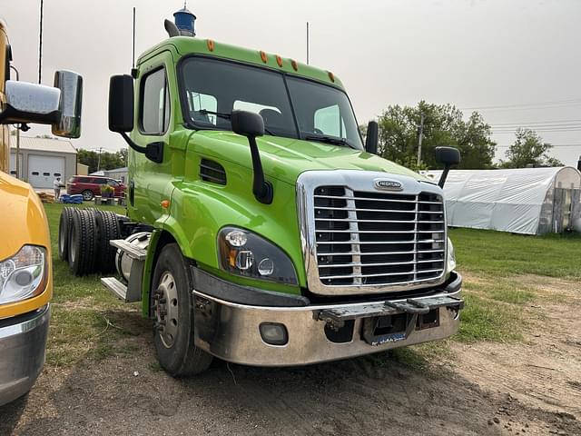 Image of Freightliner Cascadia 113 equipment image 4