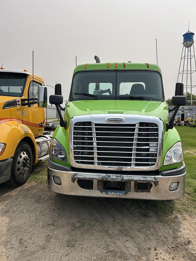 Image of Freightliner Cascadia 113 equipment image 1