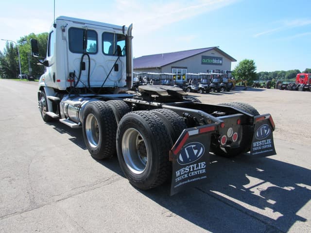 Image of Freightliner Cascadia 113 equipment image 3