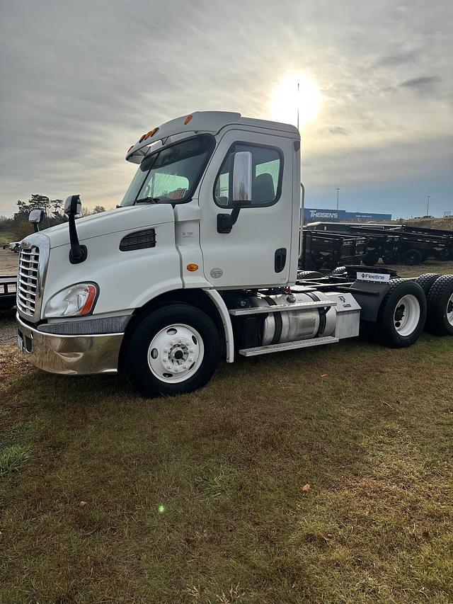 Image of Freightliner Cascadia 113 equipment image 1