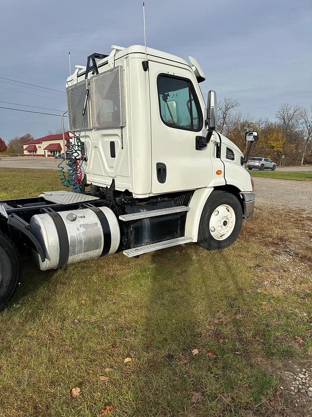 Image of Freightliner Cascadia 113 equipment image 3