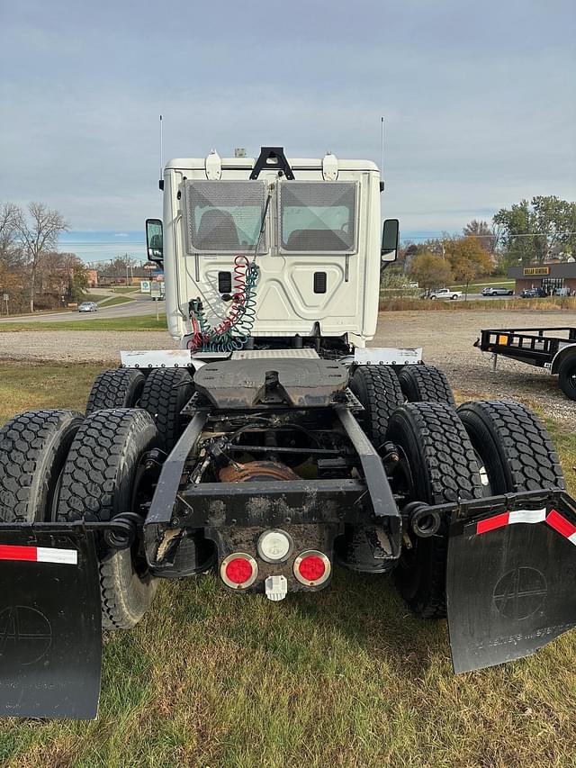 Image of Freightliner Cascadia 113 equipment image 2