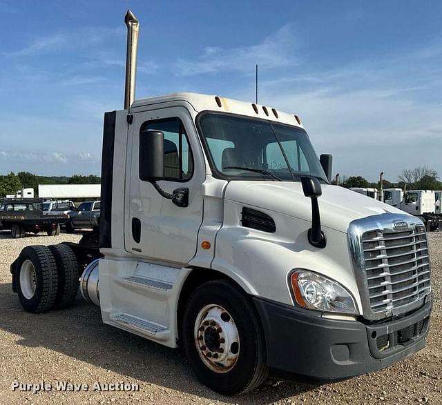 Image of Freightliner Cascadia 113 equipment image 2