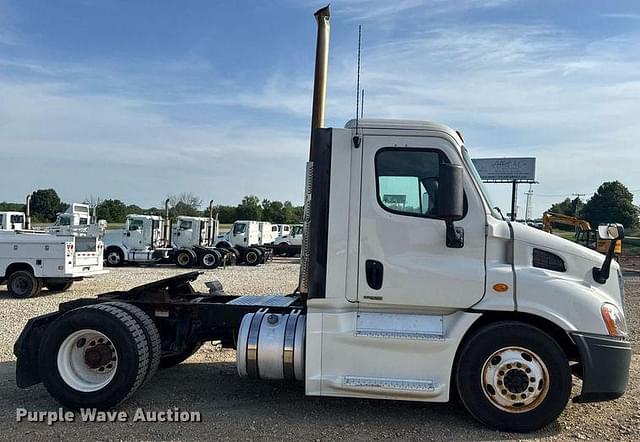 Image of Freightliner Cascadia 113 equipment image 3