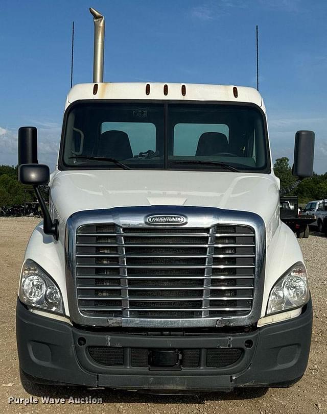 Image of Freightliner Cascadia 113 equipment image 1