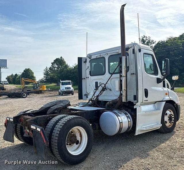 Image of Freightliner Cascadia 113 equipment image 4