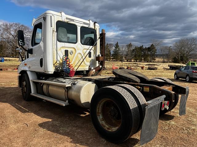 Image of Freightliner Cascadia 113 equipment image 4