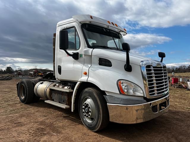 Image of Freightliner Cascadia 113 equipment image 1