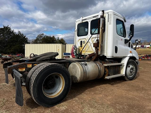 Image of Freightliner Cascadia 113 equipment image 2