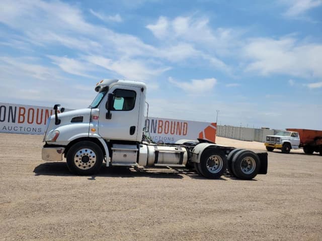 Image of Freightliner Cascadia 113 equipment image 1