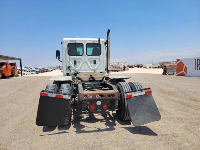 Image of Freightliner Cascadia 113 equipment image 3