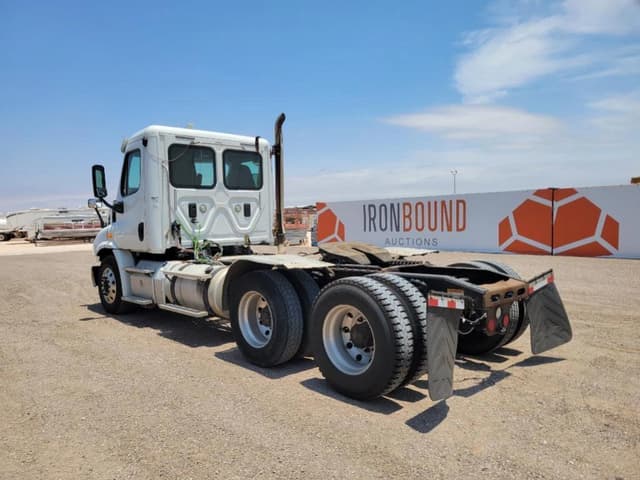 Image of Freightliner Cascadia 113 equipment image 2