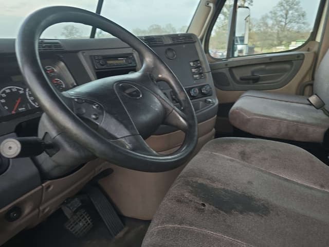 Image of Freightliner Cascadia 125 equipment image 4