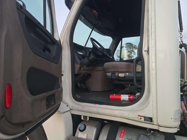 Image of Freightliner Cascadia 125 equipment image 2