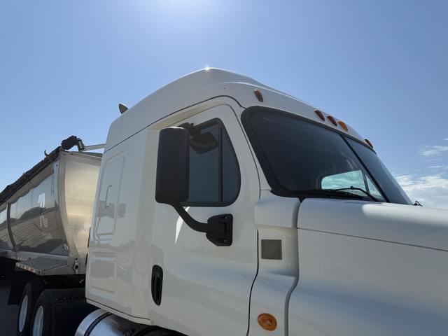 Image of Freightliner Cascadia 125 equipment image 4