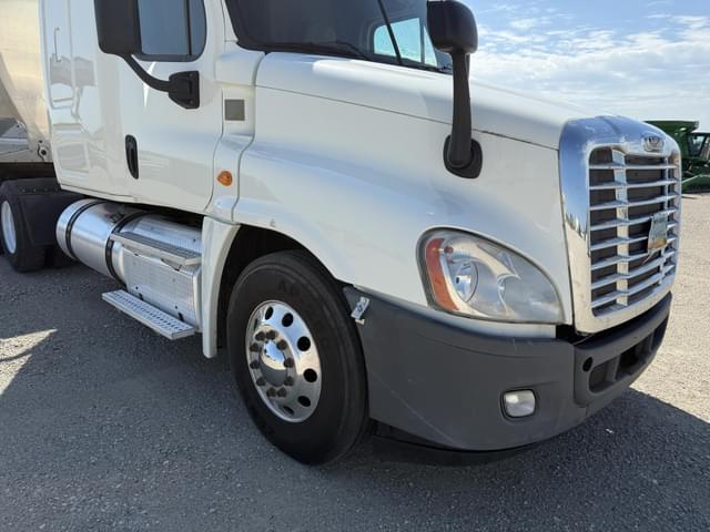 Image of Freightliner Cascadia 125 equipment image 3