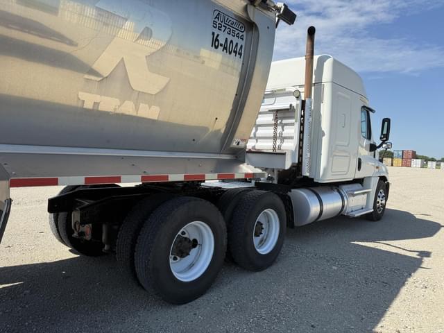Image of Freightliner Cascadia 125 equipment image 2