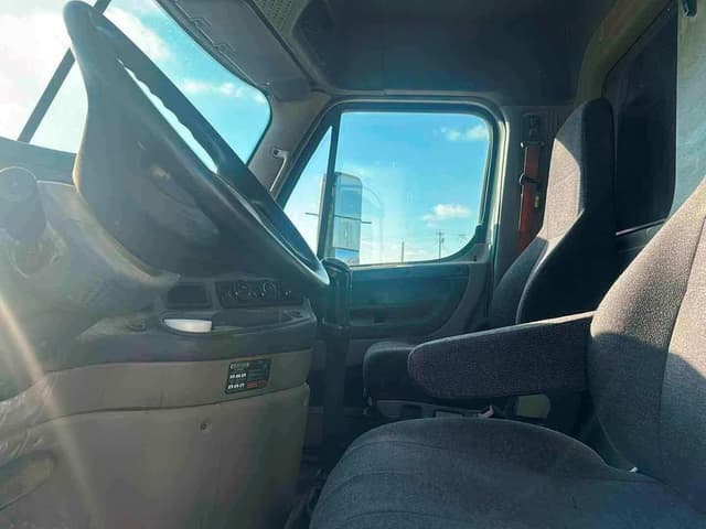 Image of Freightliner Cascadia 125 equipment image 4