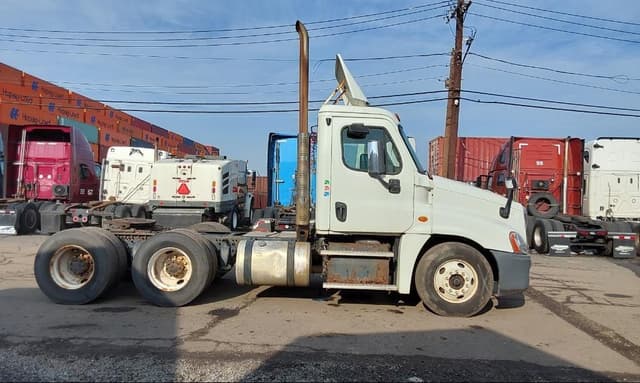 Image of Freightliner Cascadia 125 equipment image 3