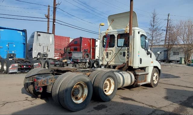 Image of Freightliner Cascadia 125 equipment image 4