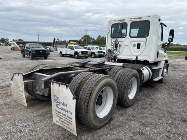 Image of Freightliner Cascadia 125 equipment image 3