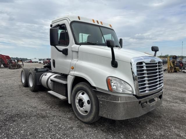 Image of Freightliner Cascadia 125 equipment image 4